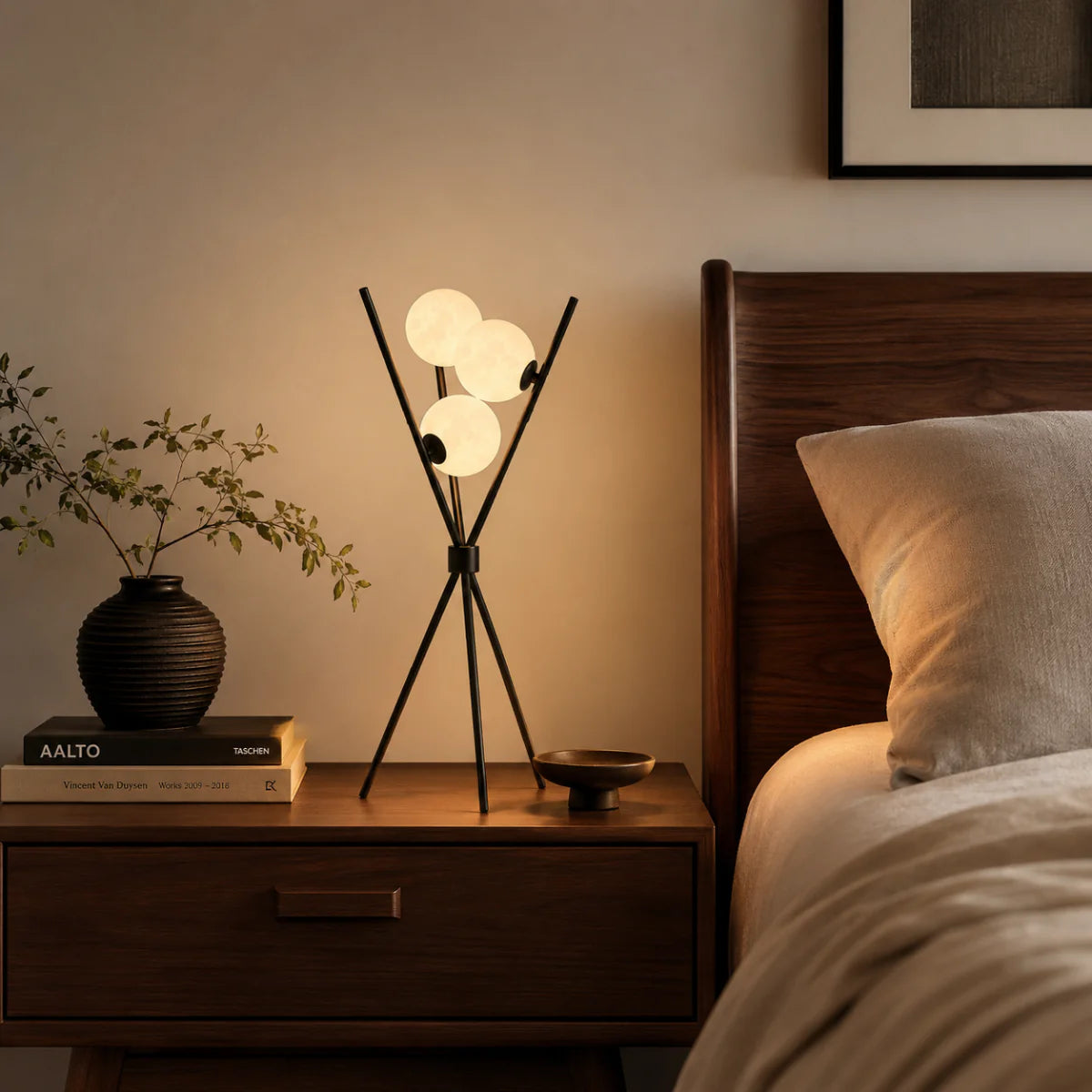 Sidovy av bordslampa med rund frostad skärm och stativ