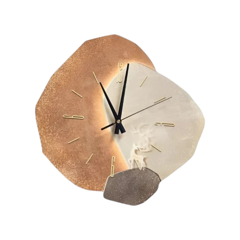 Modern väggklocka i beige med organisk måndesign och ren look