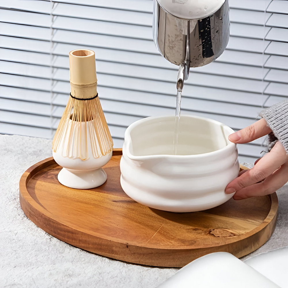 Matcha Te Set Vit 5-delat - Keramikskål 460ml, Bambusvisp (Chasen), Hållare & Sikt - Japansk Design