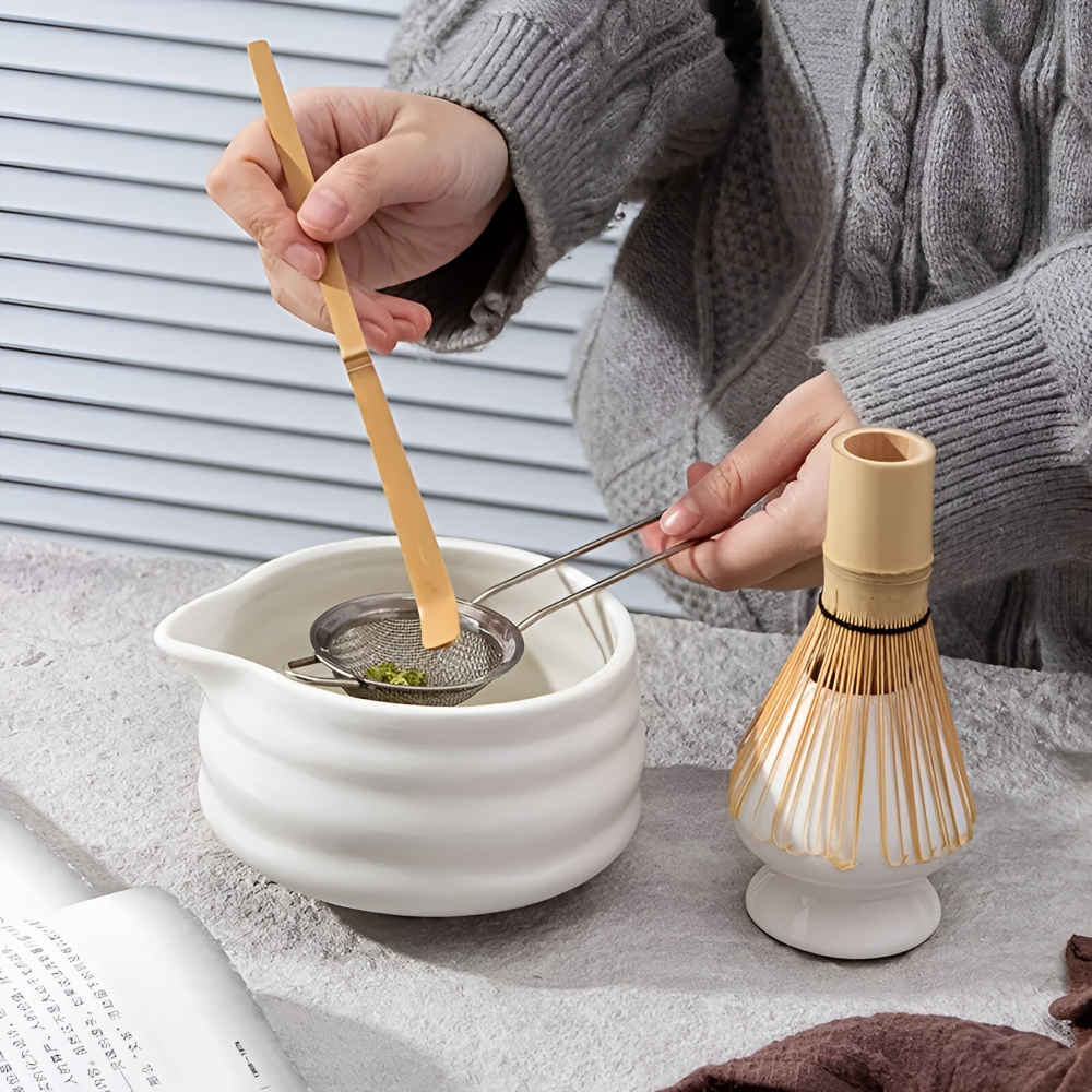 Matcha Te Set Vit 5-delat - Keramikskål 460ml, Bambusvisp (Chasen), Hållare & Sikt - Japansk Design