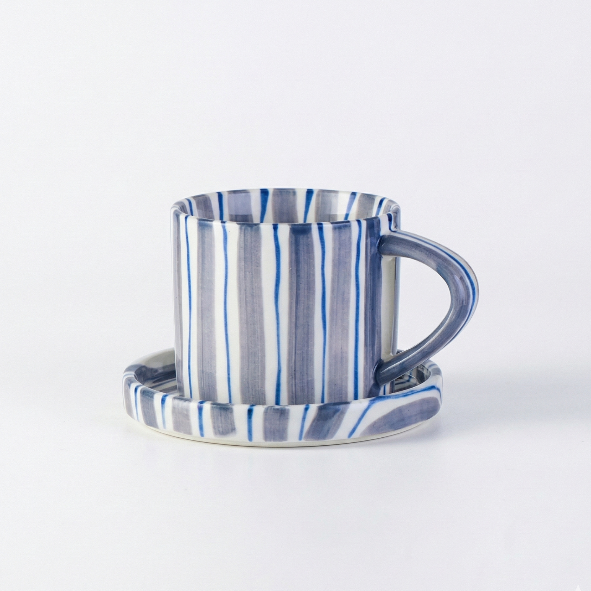 Minimalistiskt handritat kopp- och tallriksset - keramiska ränder i vitt för kaffe och te 4