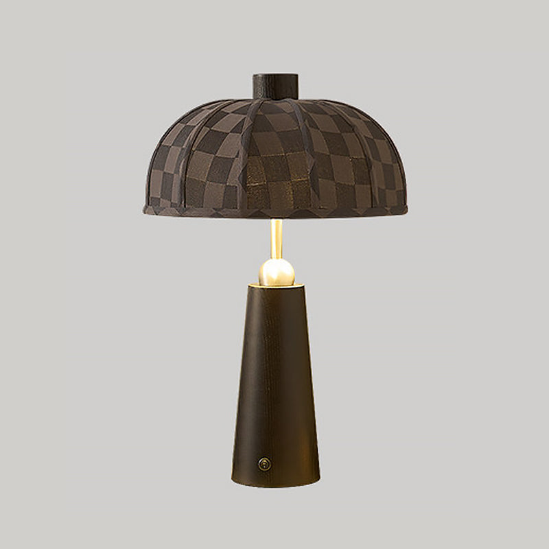 Bordslampa I Trä Och Tyg Med Räfflad Skärm