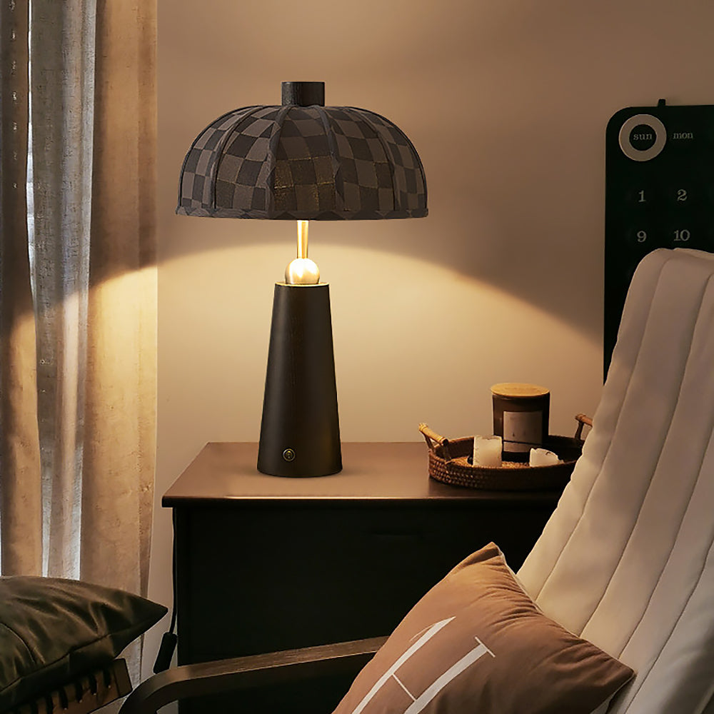 Bordslampa med räfflad skärm sedd bakifrån