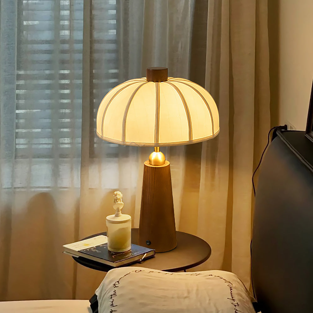 Bordslampa med naturlig träbas och ljus tygskärm från sidan