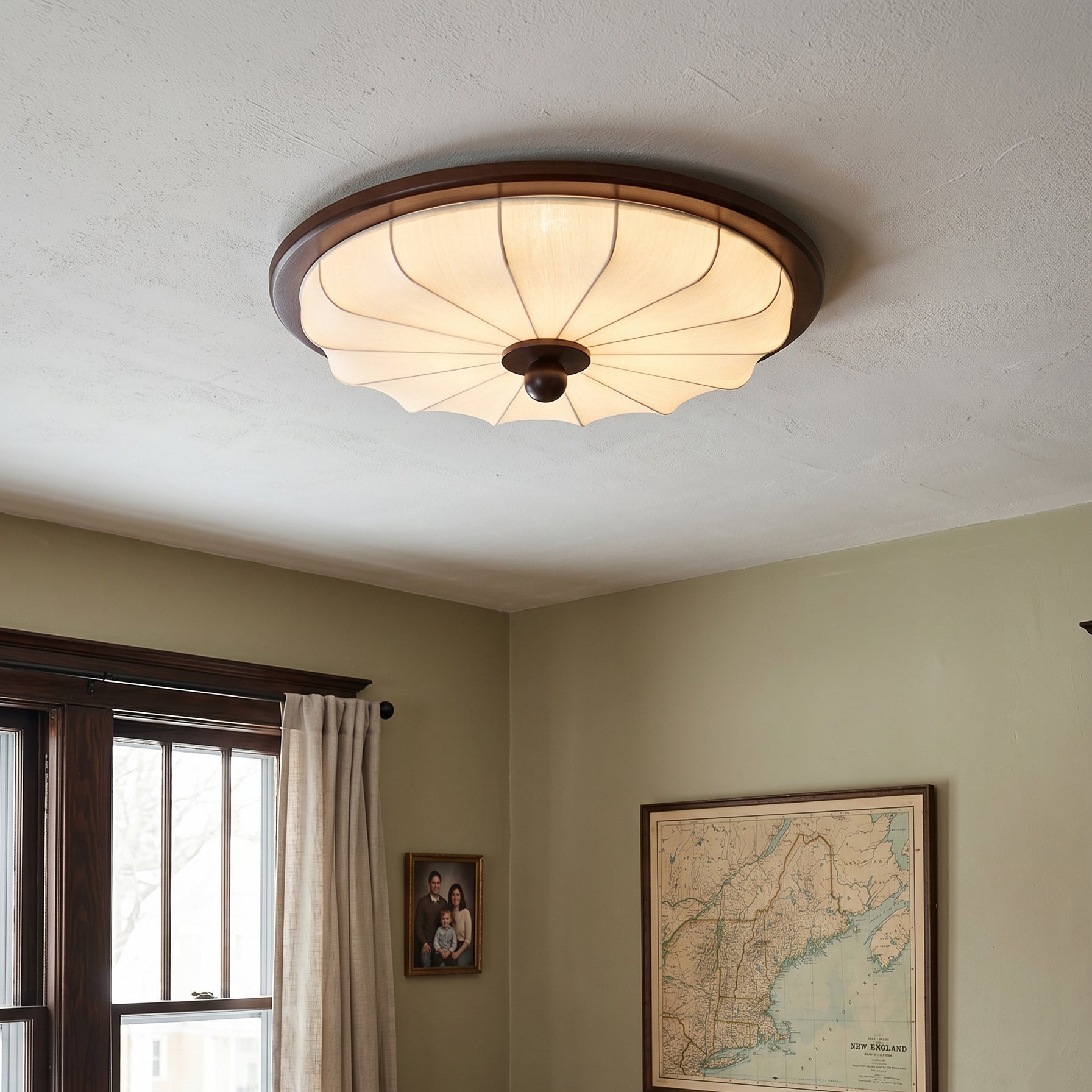 Taklampa med tygskÀrm och trÀdetaljer monterad i tak