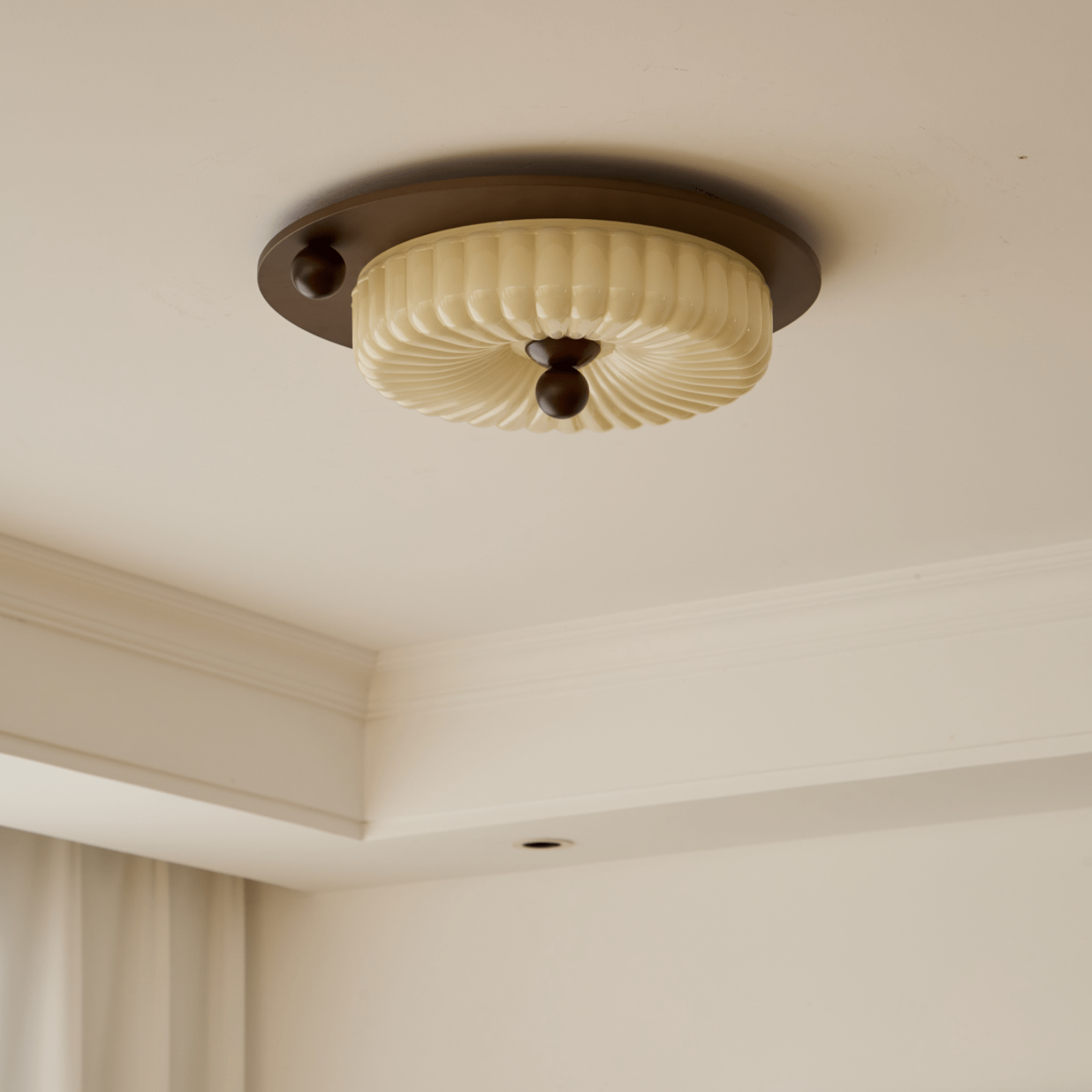 Taklampa i glas med integrerad LED i en hall med stilren känsla