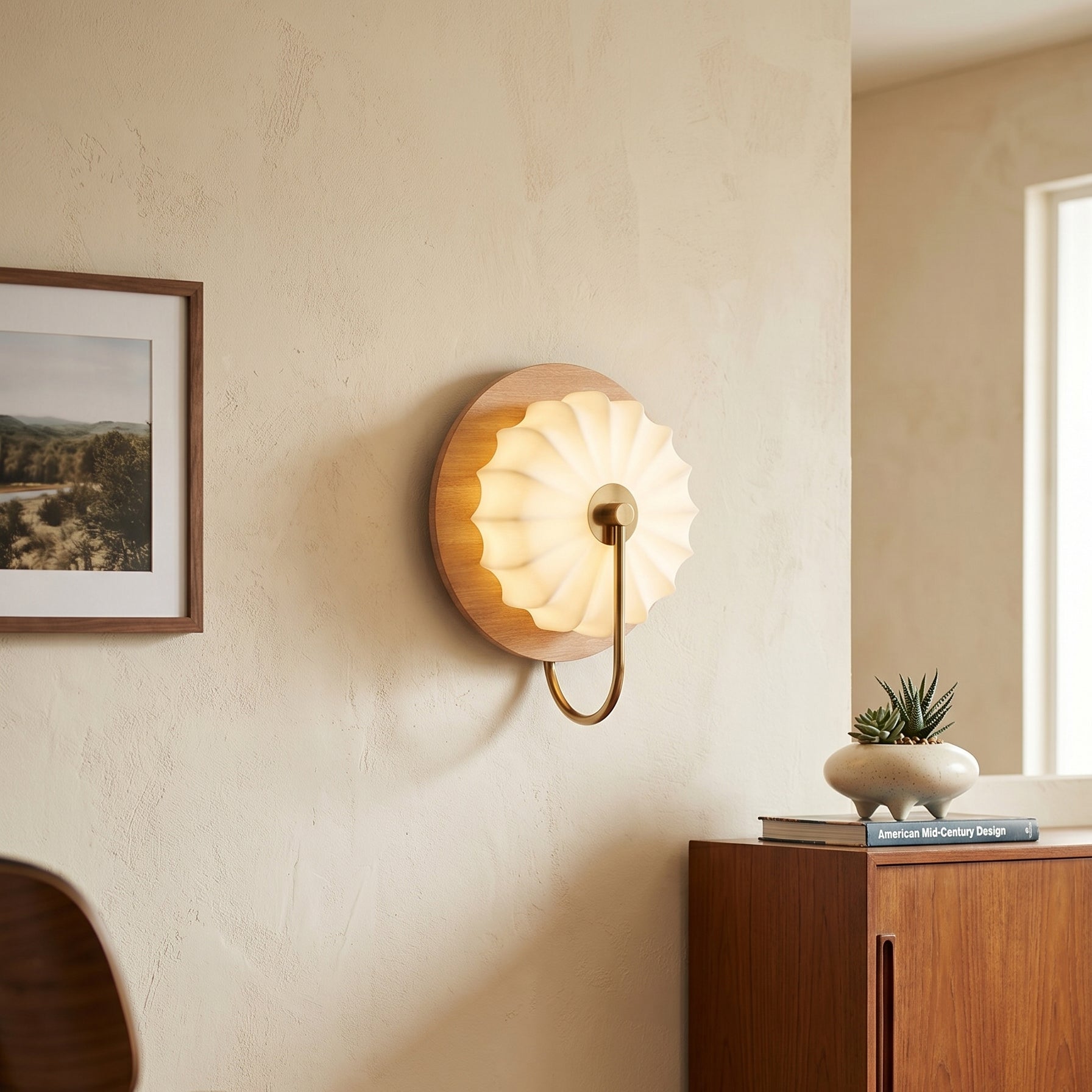 Stilren vägglampa med textilskärm monterad ovanför sidobord