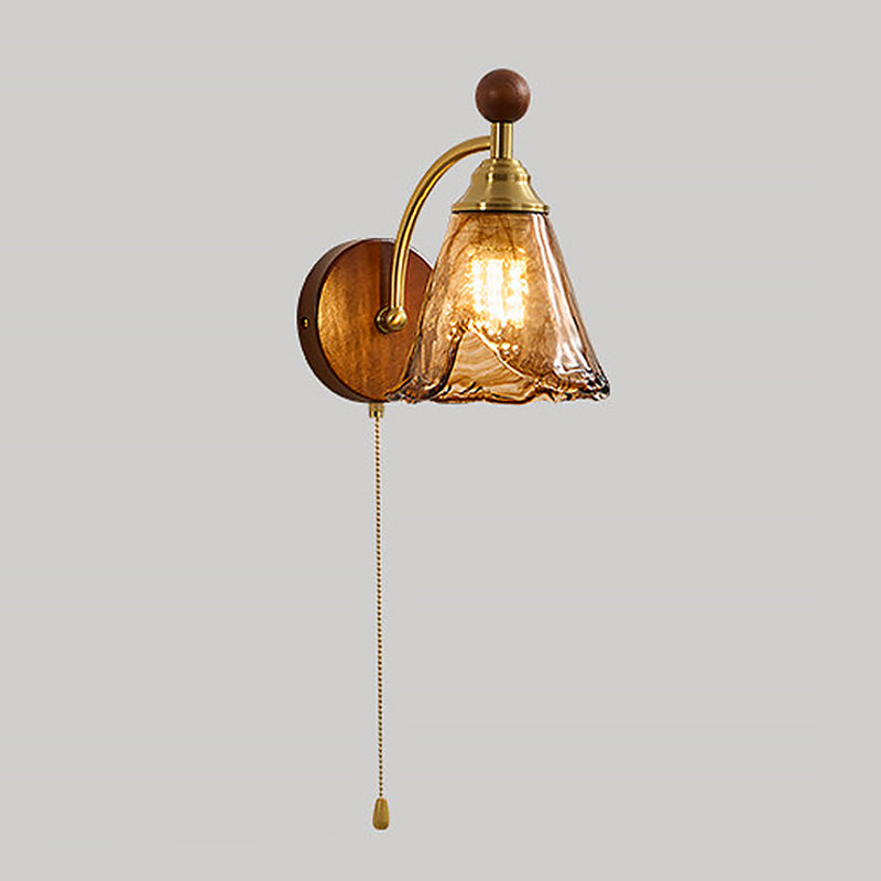Vägglampa I Glas Och Trä Med Dragströmbrytare