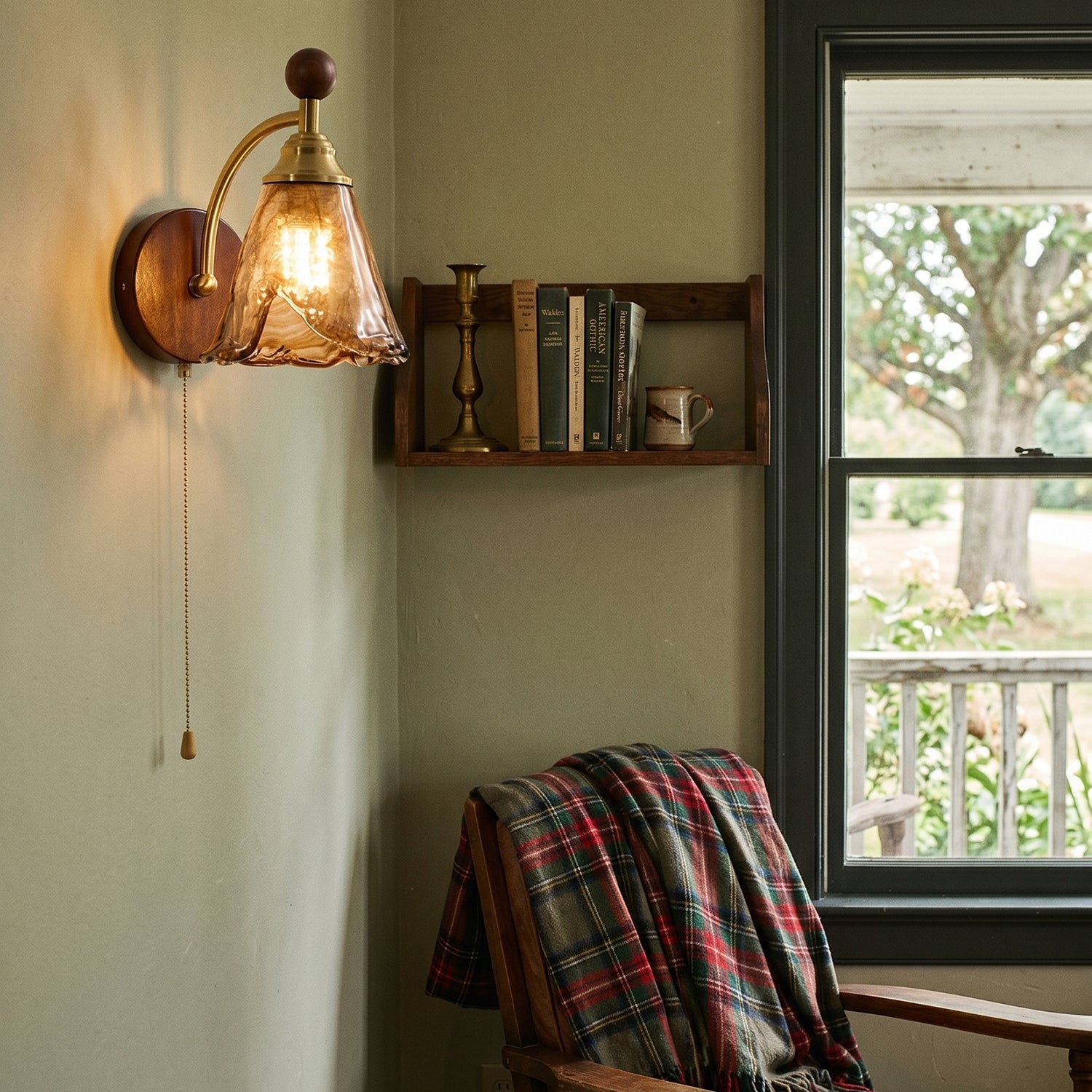 Detaljbild av dragströmbrytare på vägglampa i glas och trä