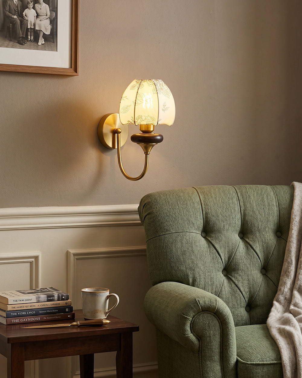 Vägglampa med mjukt ljus och naturliga material