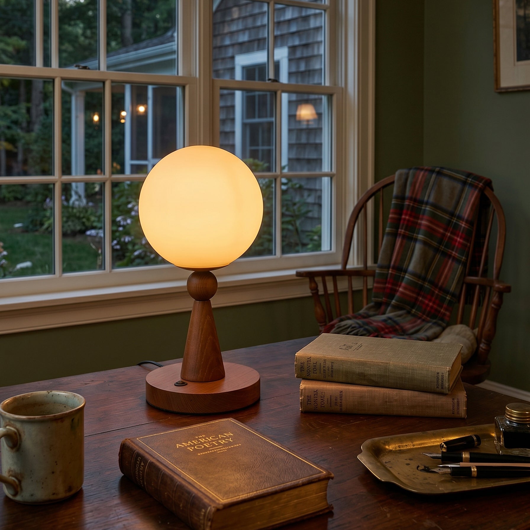 NÀrbild av bordslampans klotskÀrm i glas och trÀfot