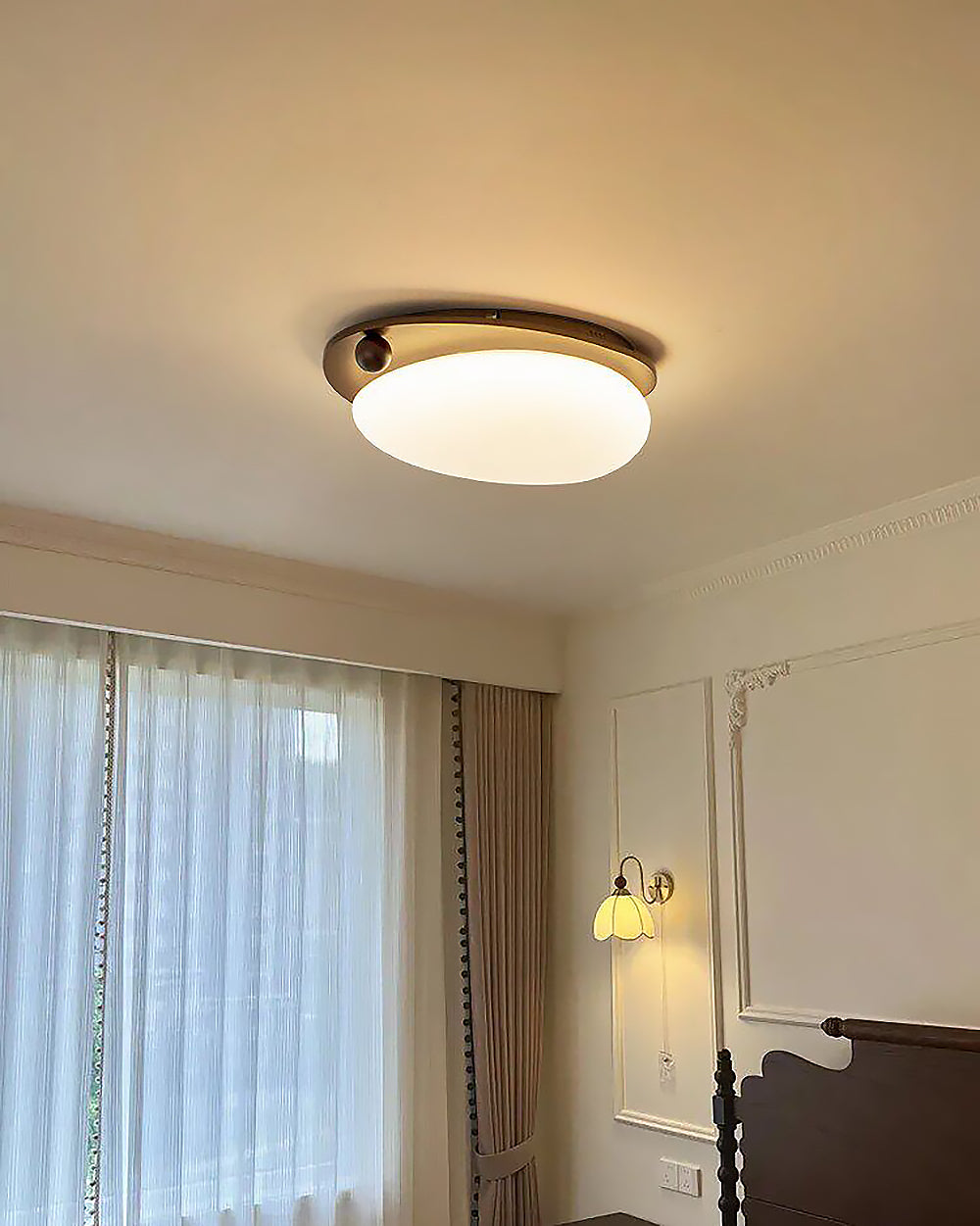 Elegant taklampa med integrerad LED i trä och metall för hemmet