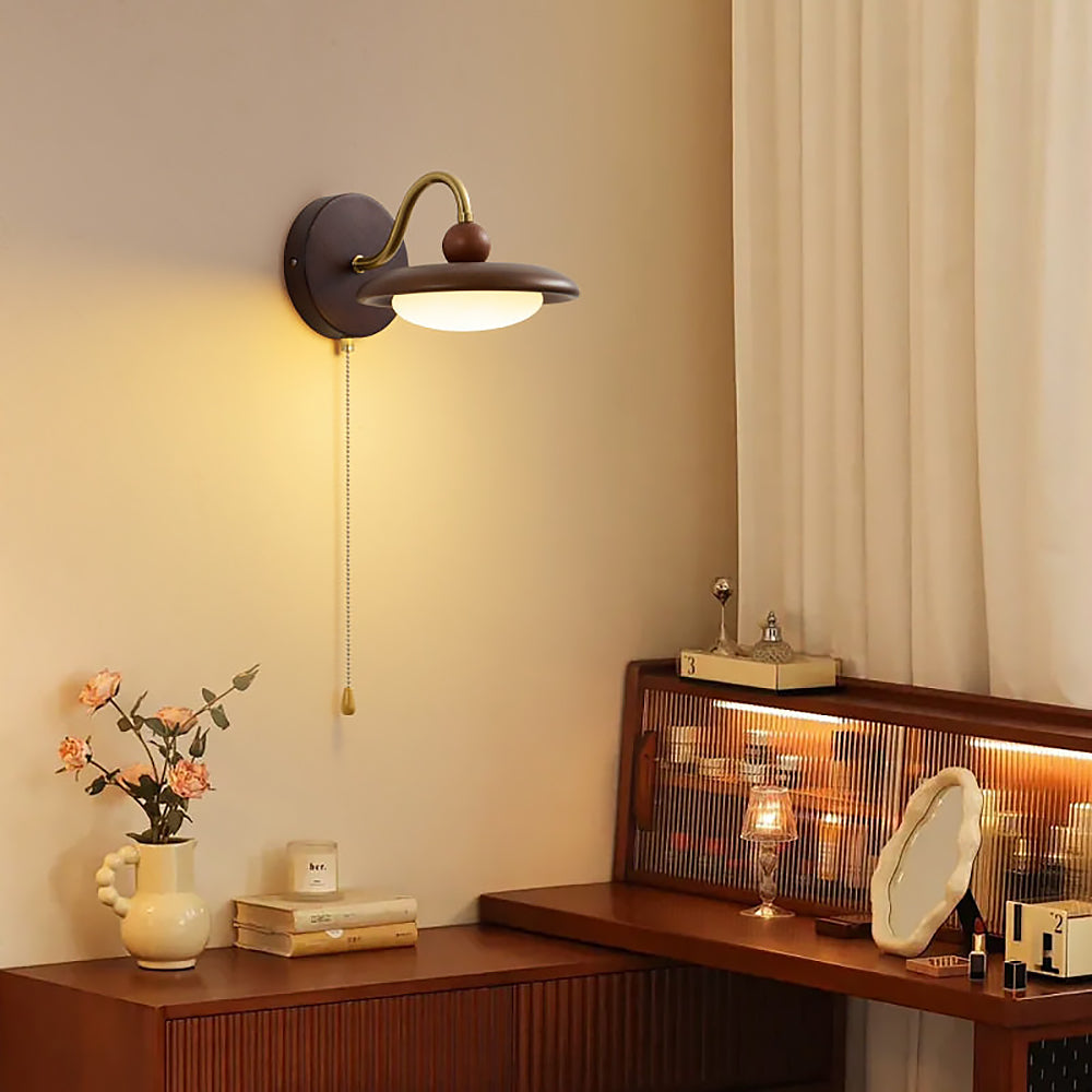 Tänd vägglampa med LED som sprider mjukt ljus längs väggen