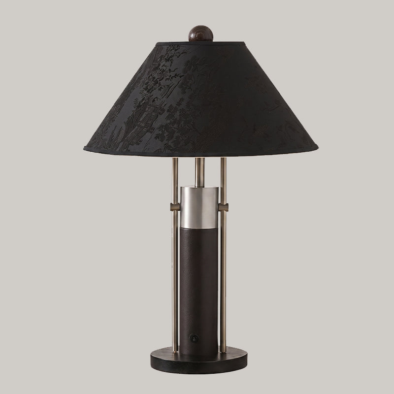 Bordslampa I Trä Och Tyg Med Skärm