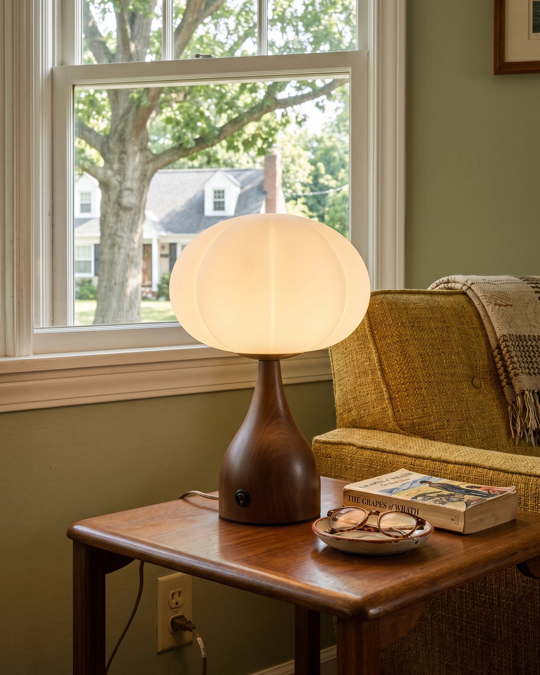 Minimalistisk bordslampa med räfflat glas på valnötsfärgad sockel