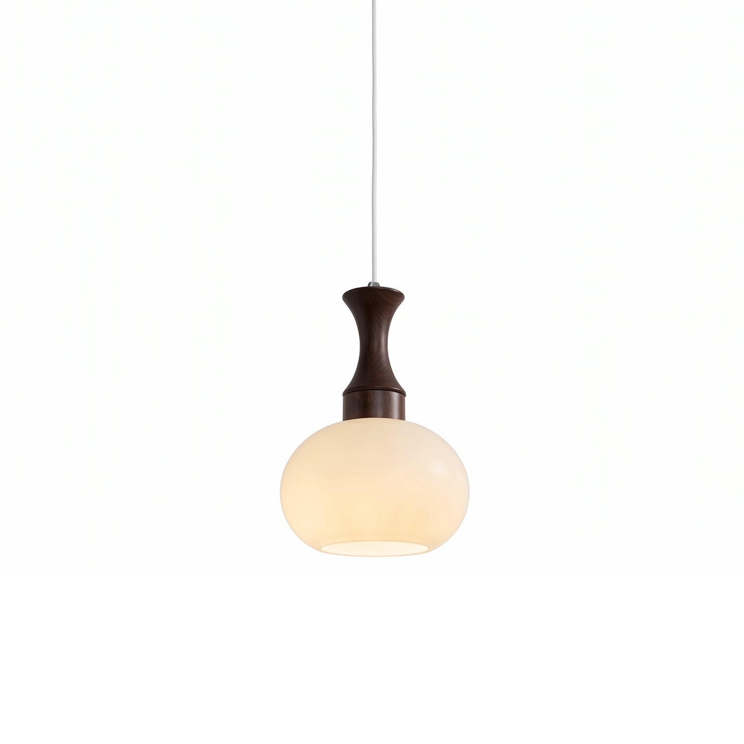 Pendellampa i trä och glas sedd framifrån mot ljus bakgrund