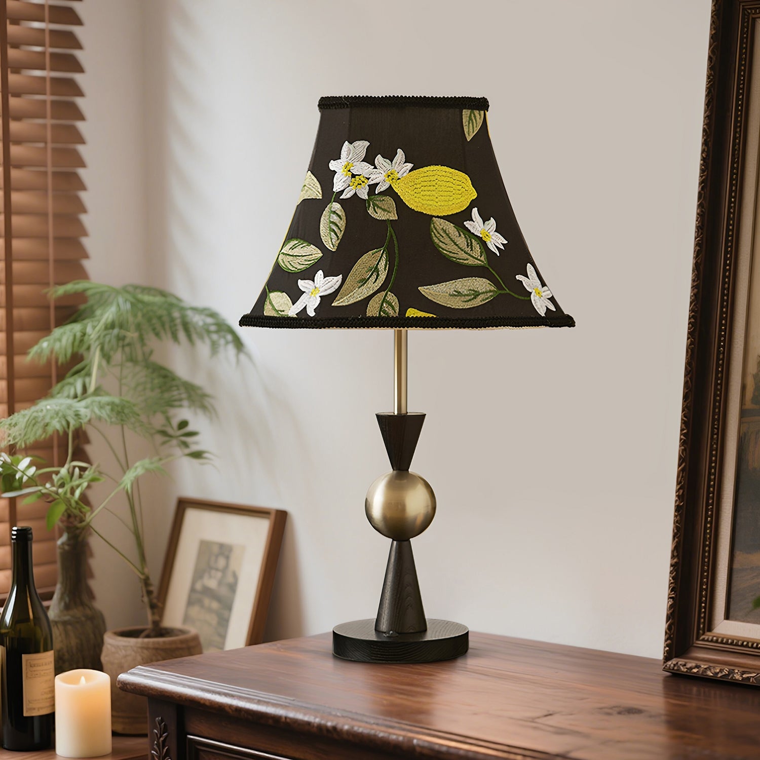 Bordslampa med tygskärm placerad på ett sidobord