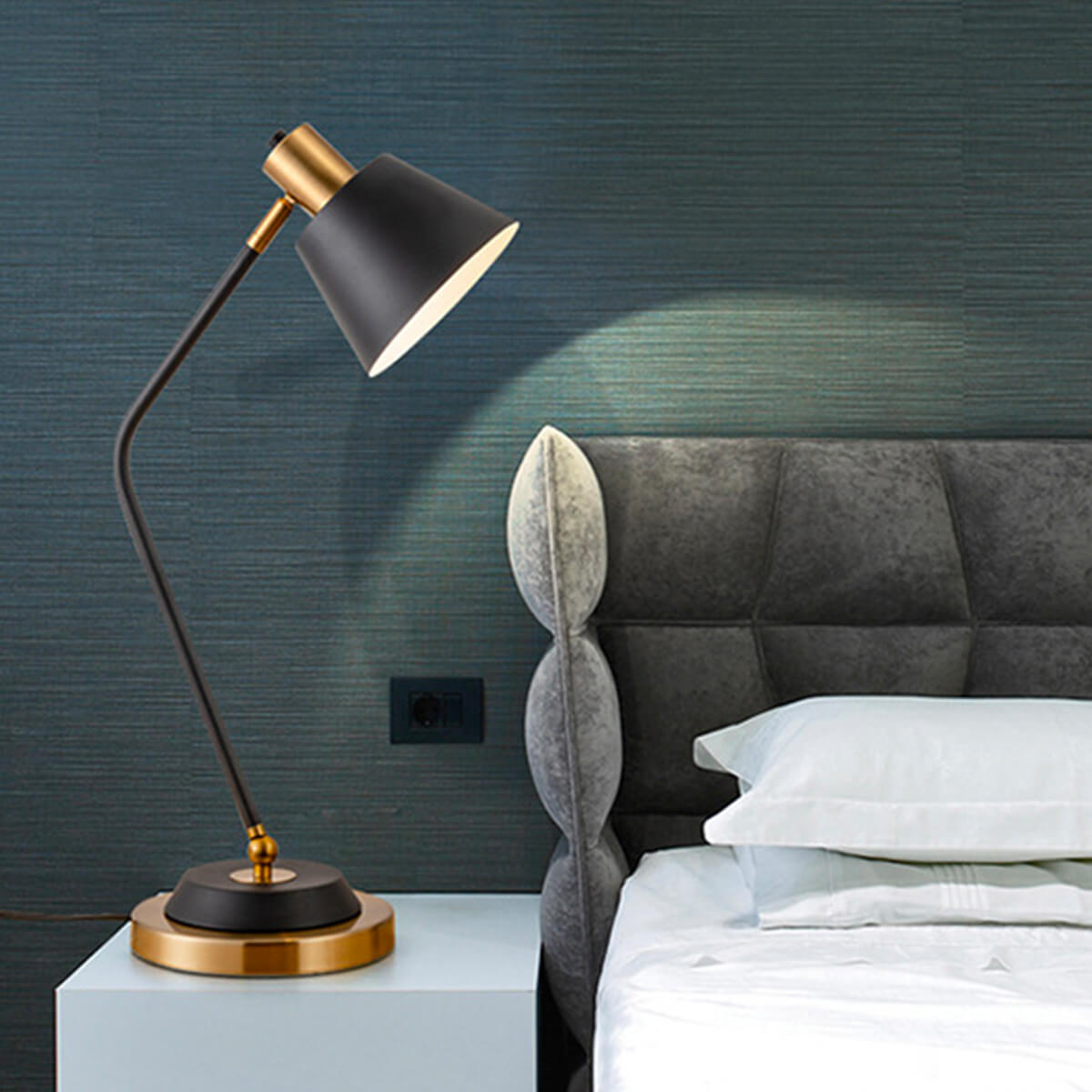 Närbild av vägglampa i svart järn med modern design