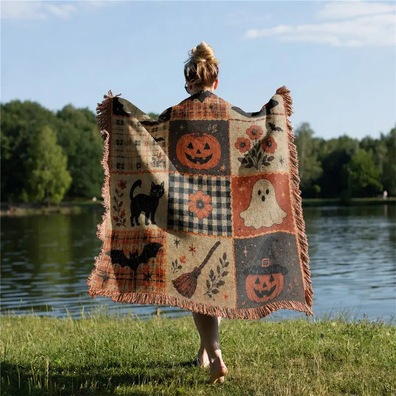 Halloweenpläd draperad över en soffa som stämningsfull inredning