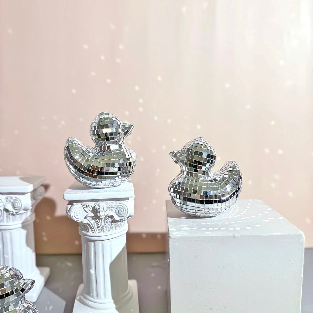Charmig Anka Spegel Disco Boll - Handgjord Dekorativ Ornament för Trendiga Sovrum och Stiliga Bordytor