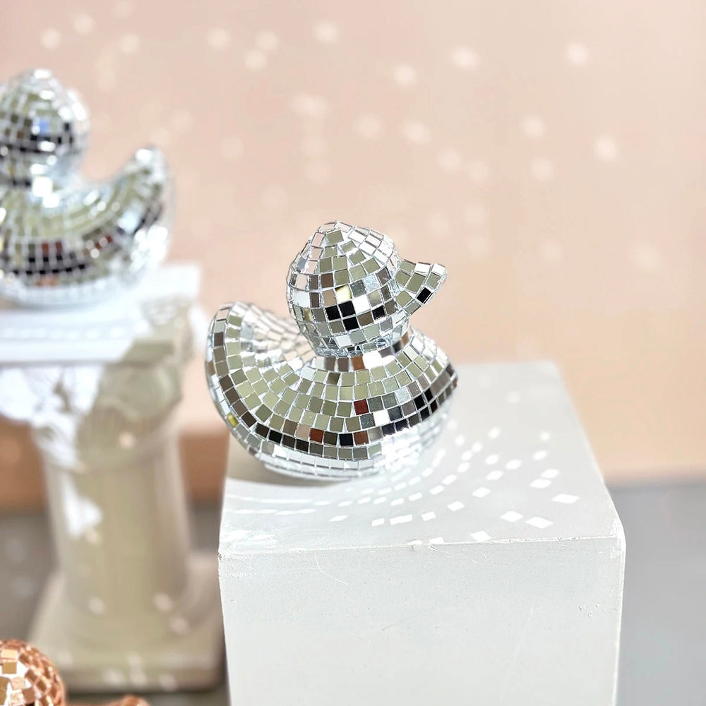 Charmig Anka Spegel Disco Boll - Handgjord Dekorativ Ornament för Trendiga Sovrum och Stiliga Bordytor