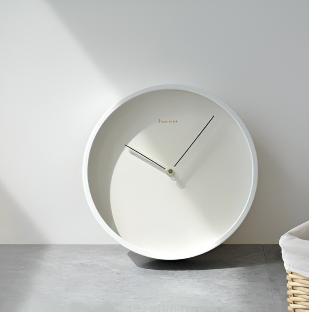Circ O'Clock - Elegant Vit Metall Väggklocka