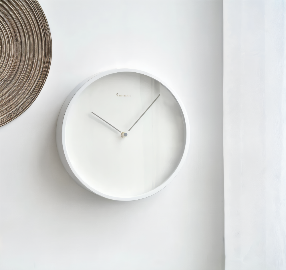 Circ O'Clock - Elegant Vit Metall Väggklocka