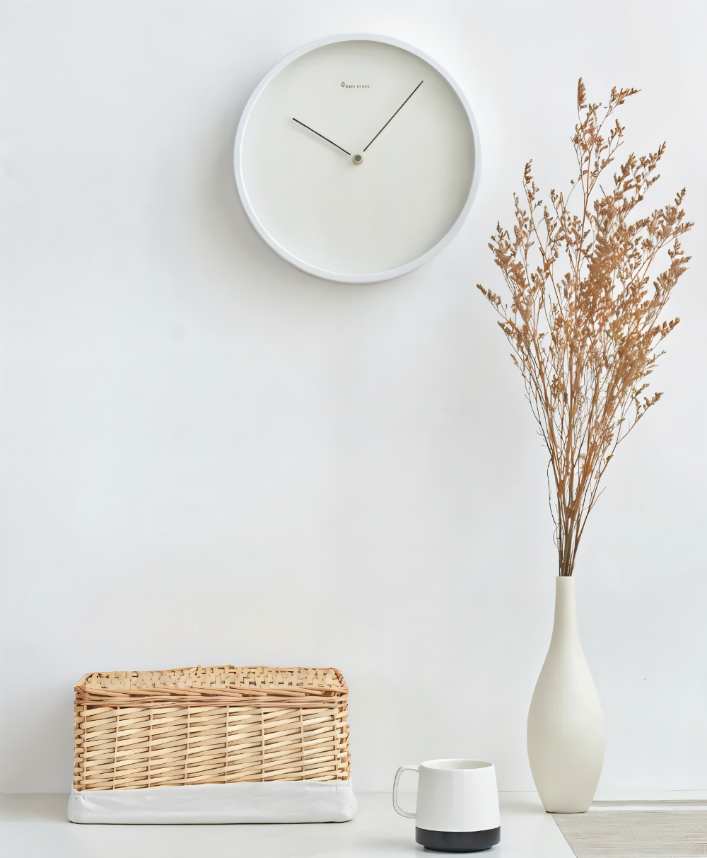 Circ O'Clock - Elegant Vit Metall Väggklocka