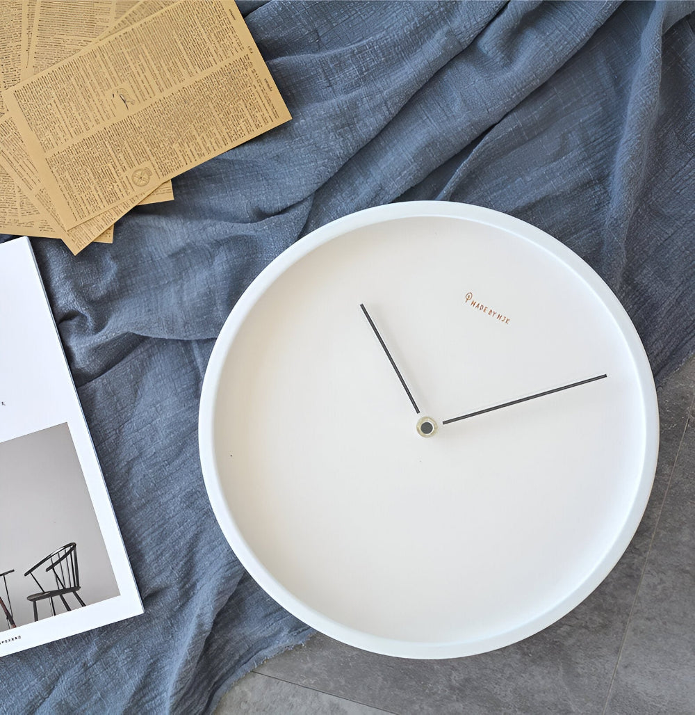 Circ O'Clock - Elegant Vit Metall Väggklocka