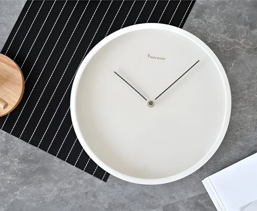 Circ O'Clock - Elegant Vit Metall Väggklocka