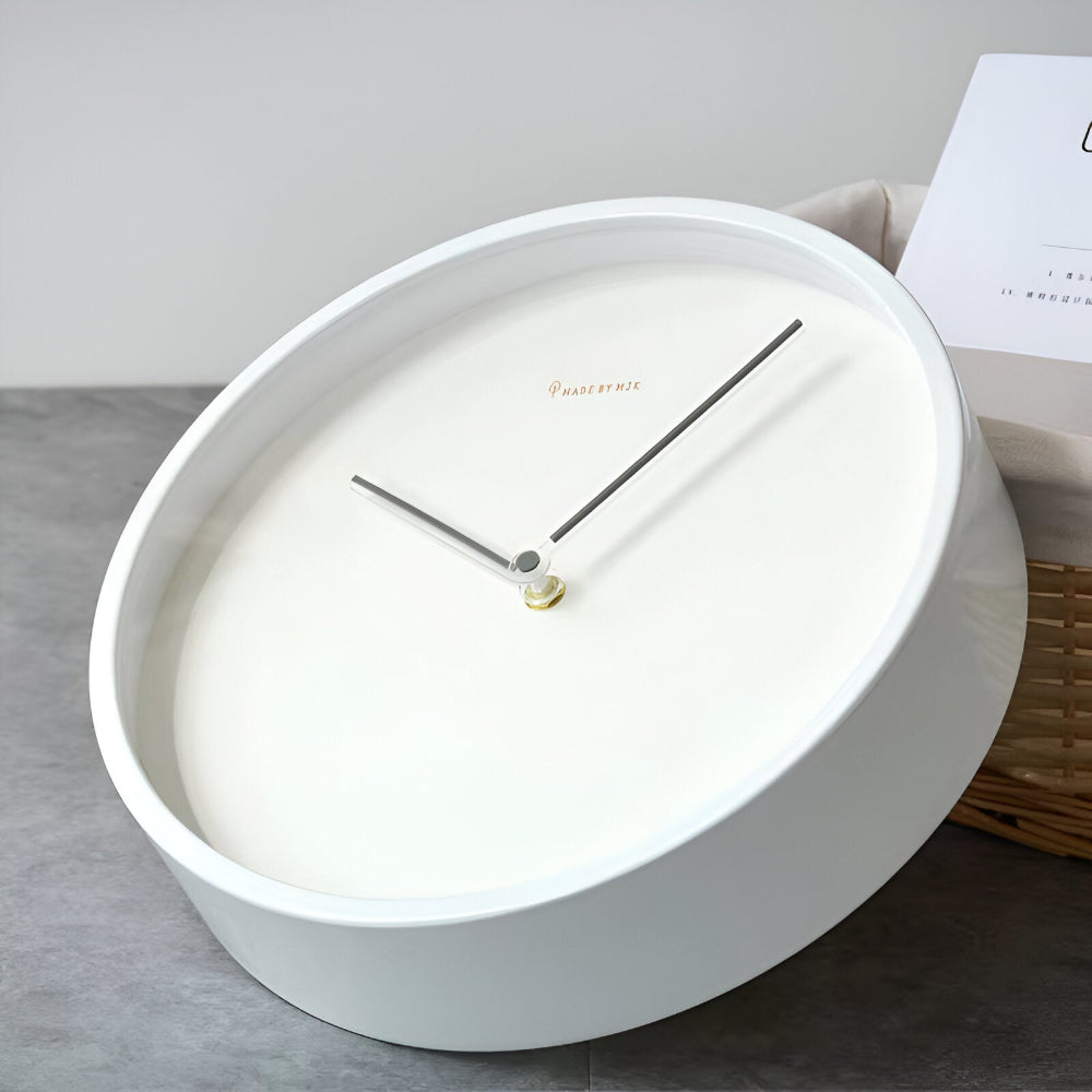 Circ O'Clock - Elegant Vit Metall Väggklocka
