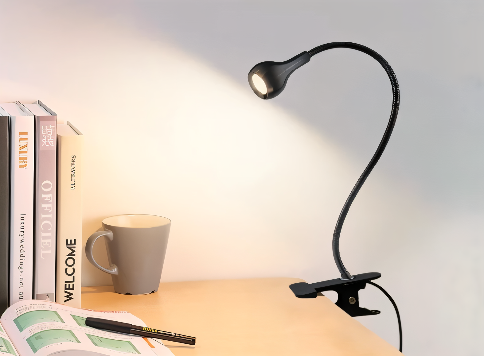 ClipNGlow Skrivbordslampa - 360° Roterbar, USB-driven, Flexibel Skrivbordslampa