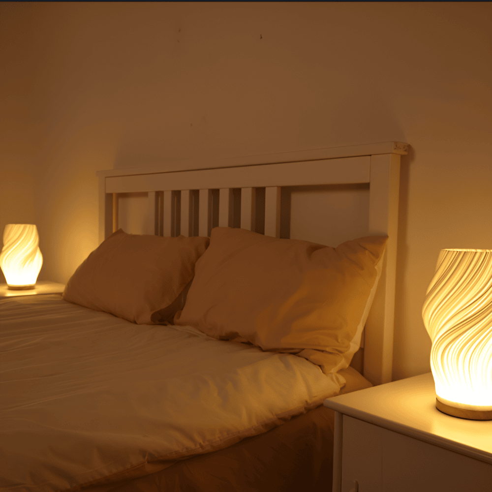 DreamWave - Modern Krämfärgad 3D-Vågslampa med Elegant Metallfot