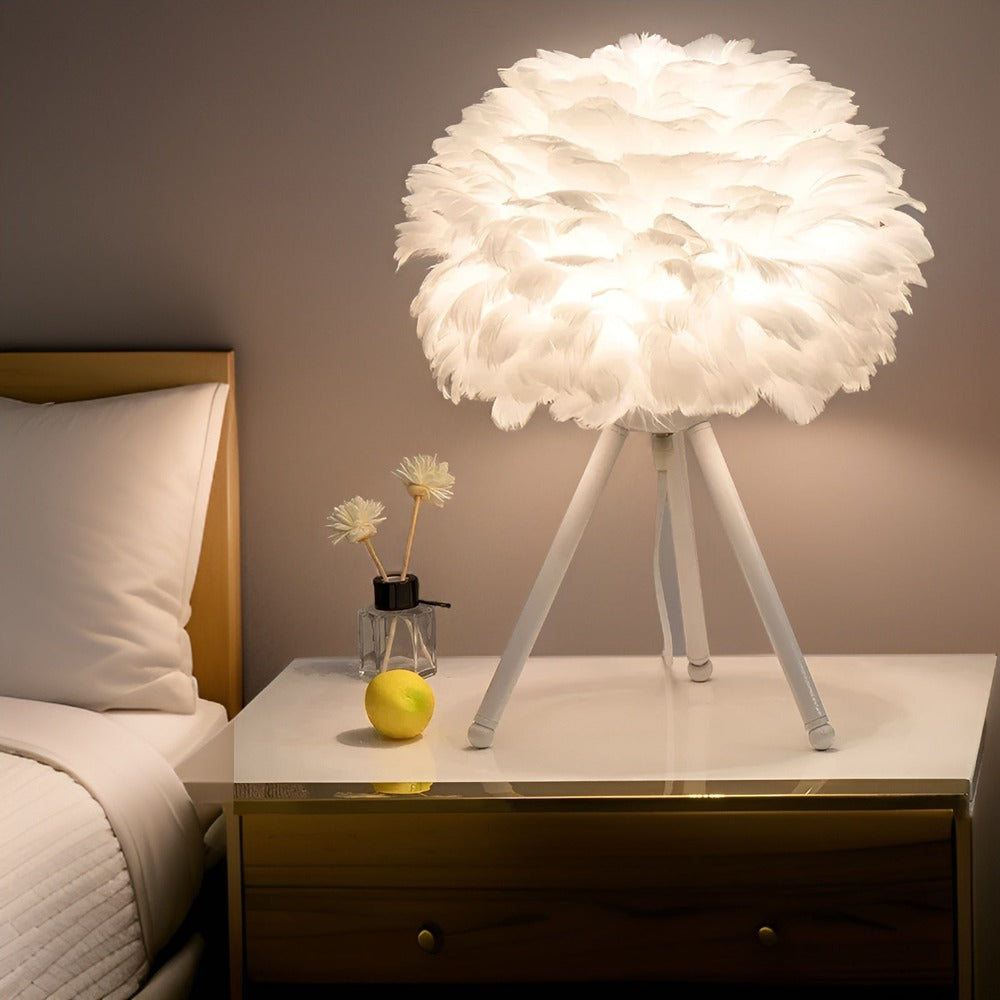 Feather Glow - Handgjord Bordslampa med Strutsfjädrar för en Romantisk Atmosfär