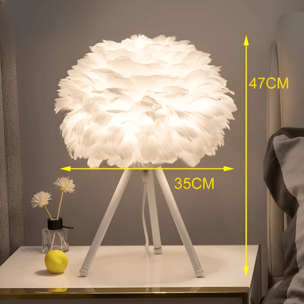 Feather Glow - Handgjord Bordslampa med Strutsfjädrar för en Romantisk Atmosfär