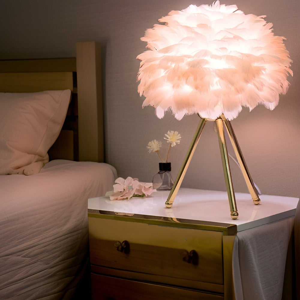 Feather Glow - Handgjord Bordslampa med Strutsfjädrar för en Romantisk Atmosfär