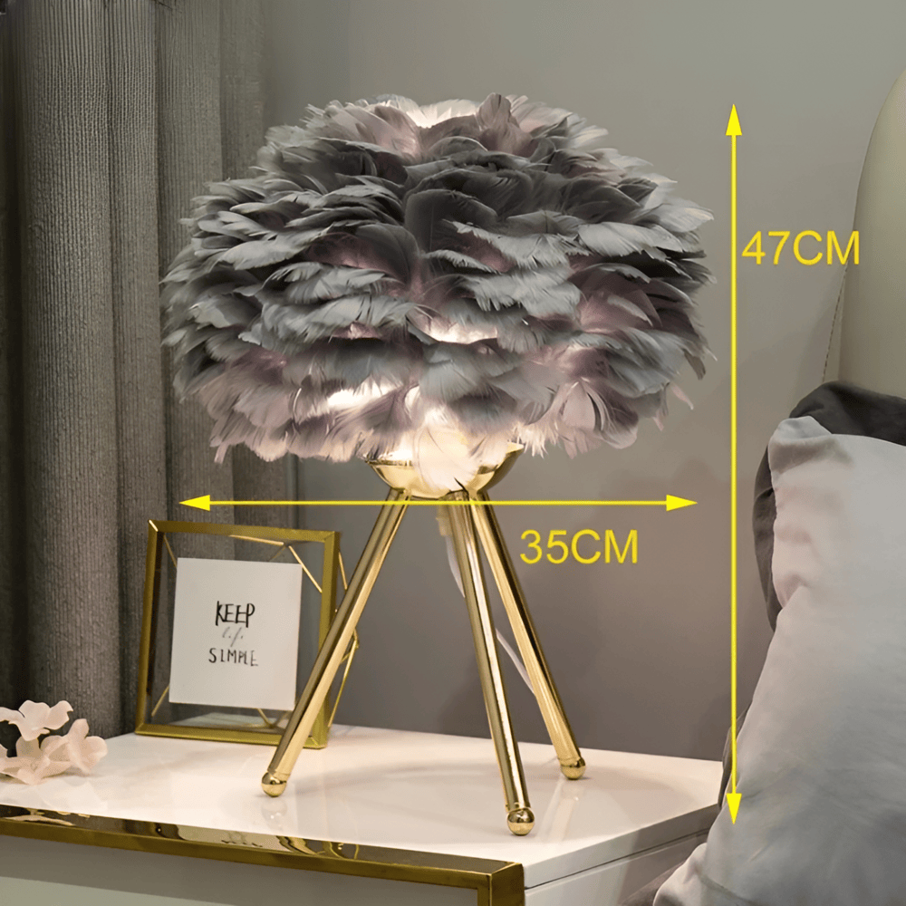 Feather Glow - Handgjord Bordslampa med Strutsfjädrar för en Romantisk Atmosfär