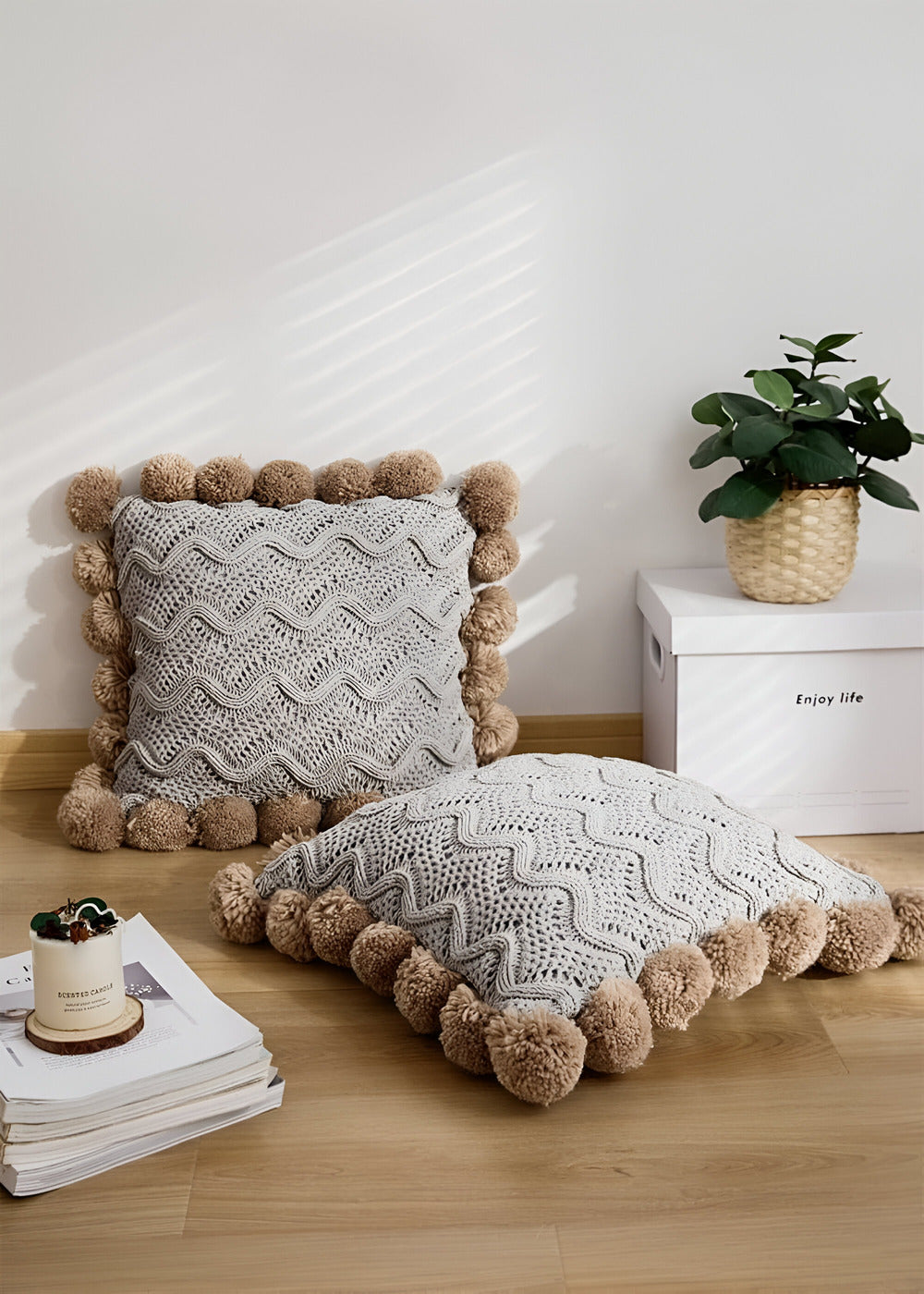 Handgjord Kuddfodral med Tofsar – Stilren Stickdesign för Ditt Hem