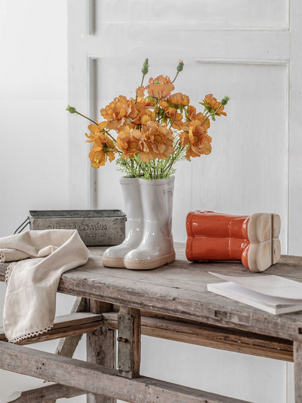 Stylisk Keramikvas med Unikt Stöveldesign – Dekorativ Blomvas för Modern Inredning