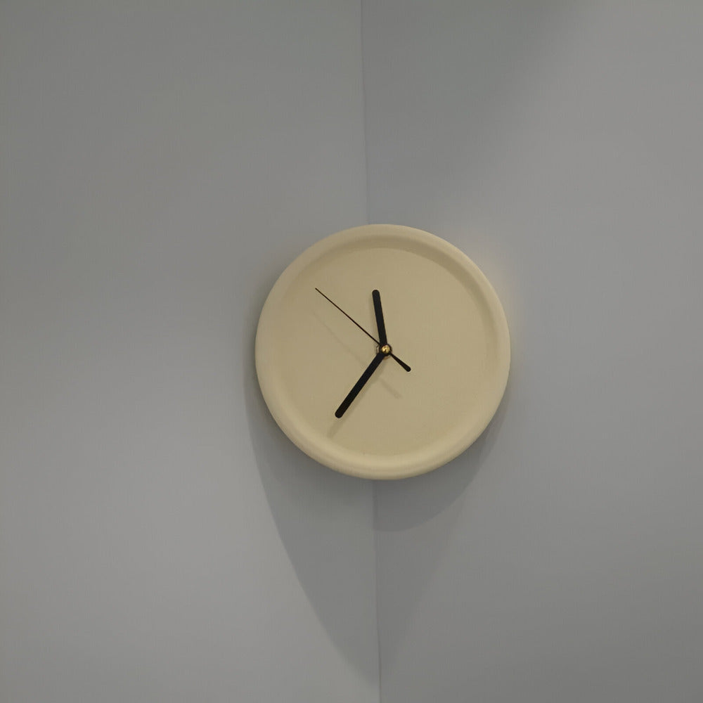 Minimalistisk hörnväggsklocka 30 cm – Ljudlös, modern för sovrum och vardagsrum – Dopamine Decor