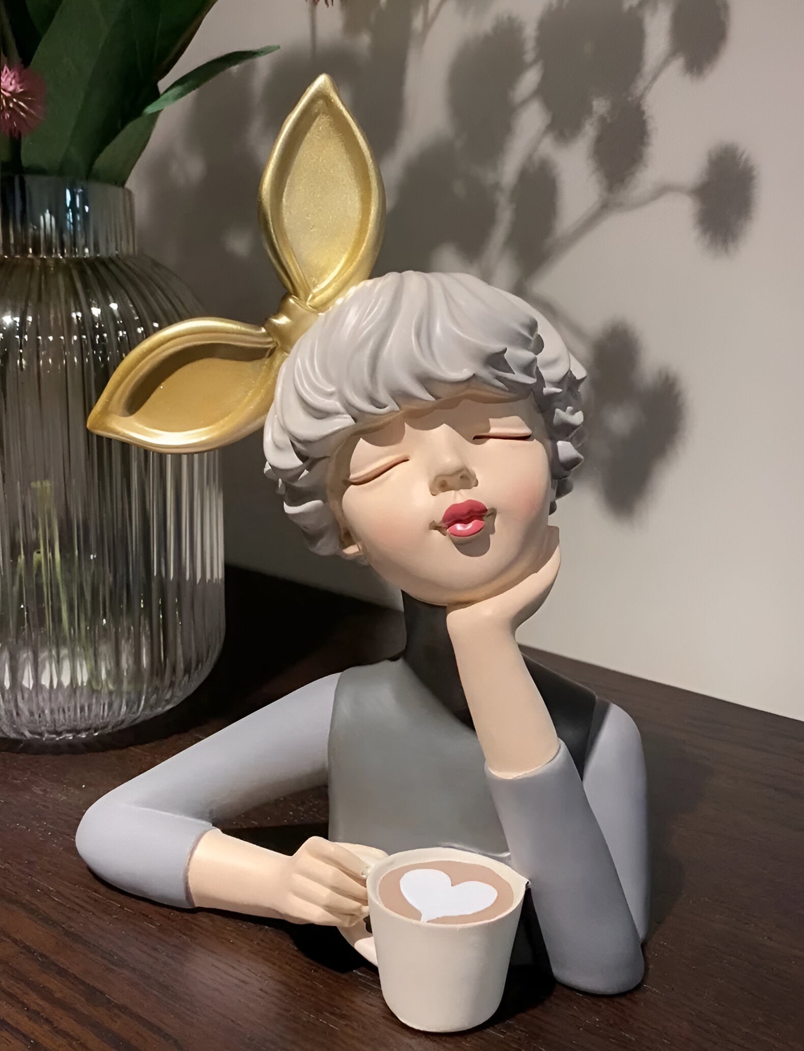 Missy Statyer - Eleganta Flickfigurer i Harts med Hårbåge
