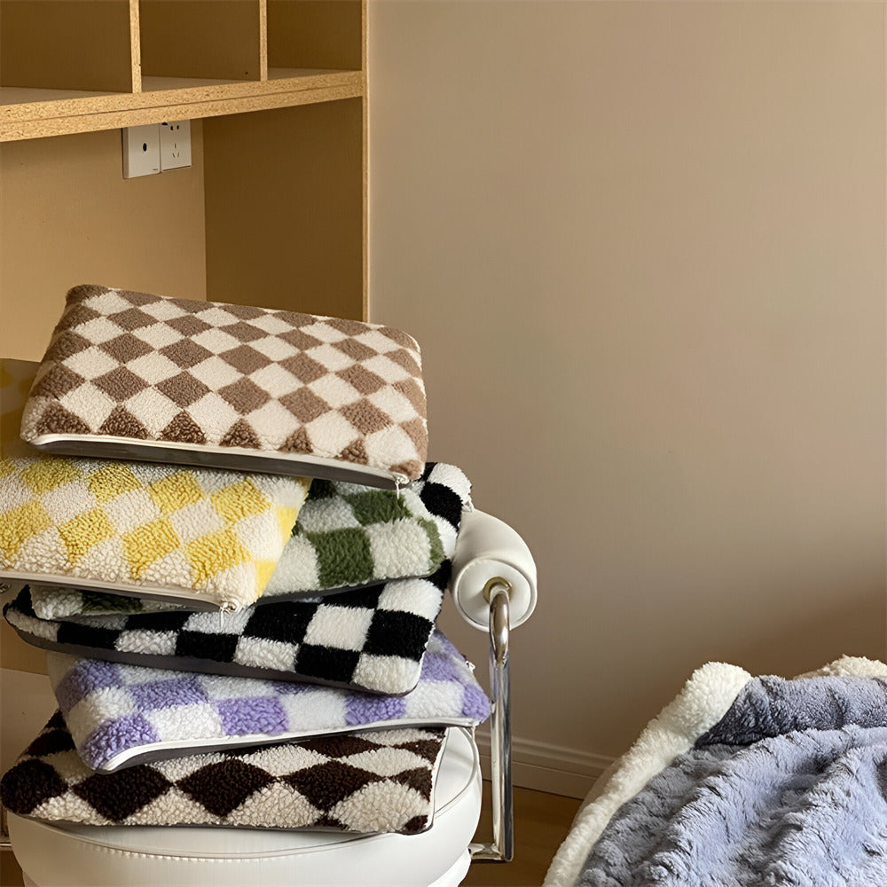 Mysigt Polarfleece Kudd med Nordisk Schackrutdesign för Stiliga Bostäder