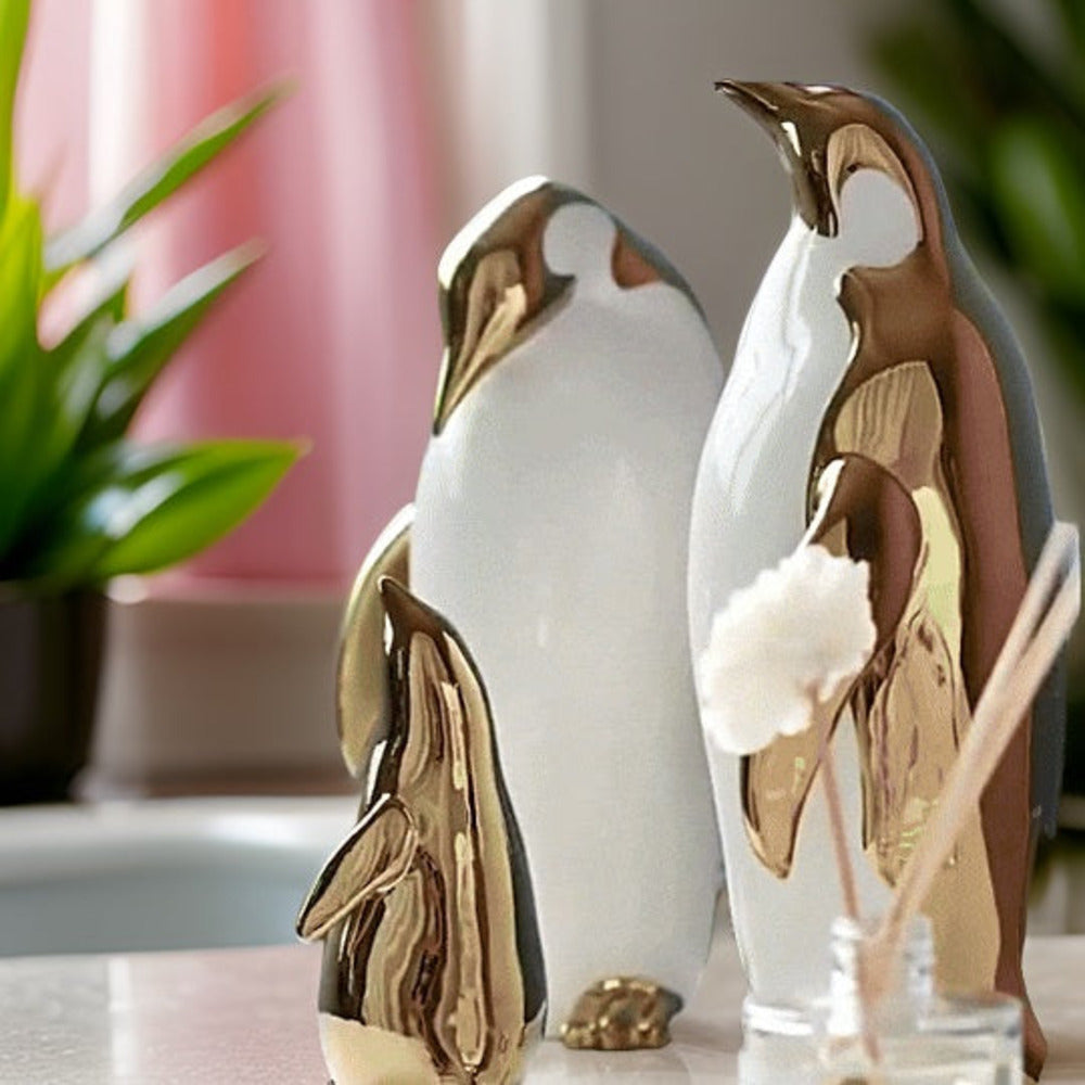 Penguin Charm - Gyllene keramisk pingvinskulptur för chic interiör