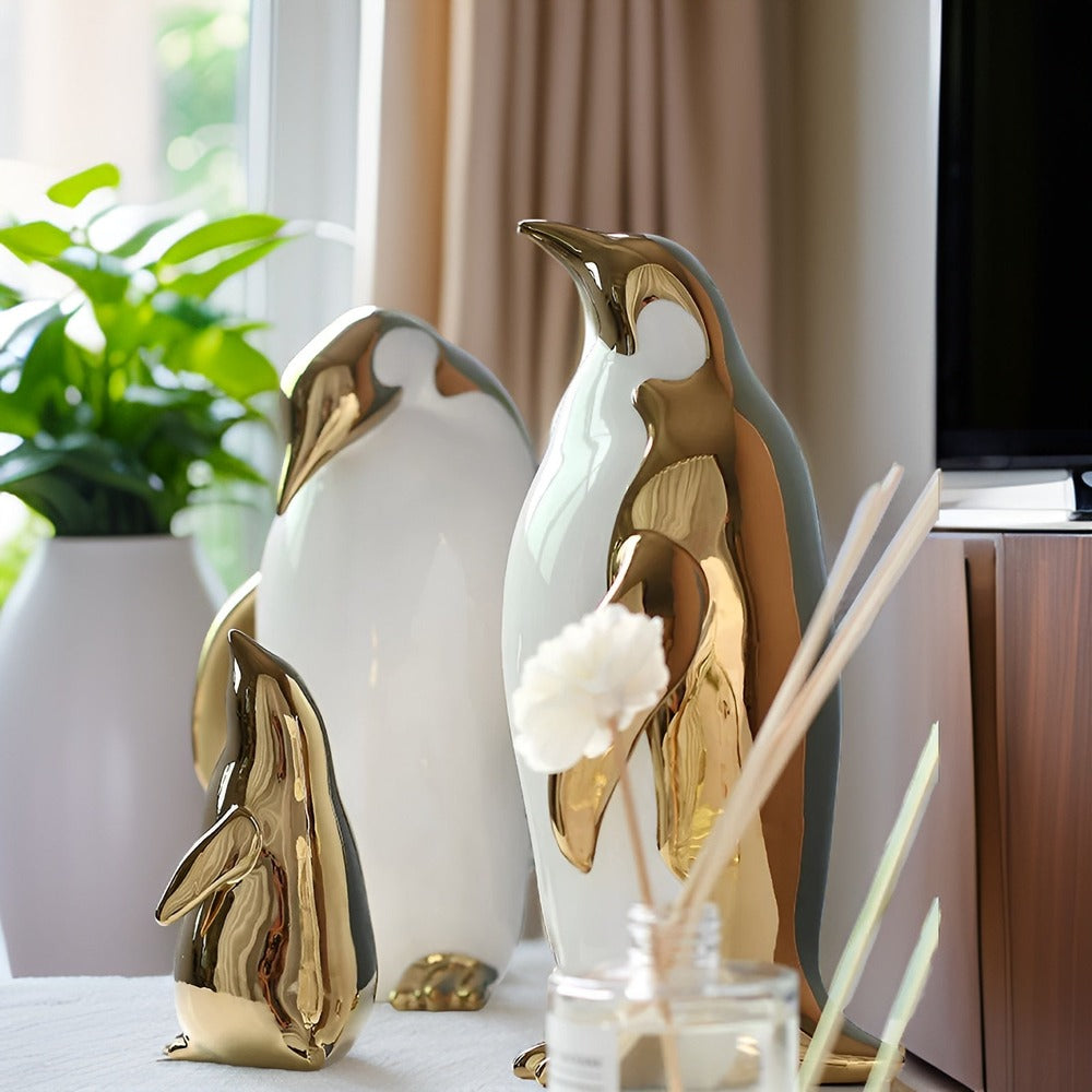 Penguin Charm - Gyllene keramisk pingvinskulptur för chic interiör
