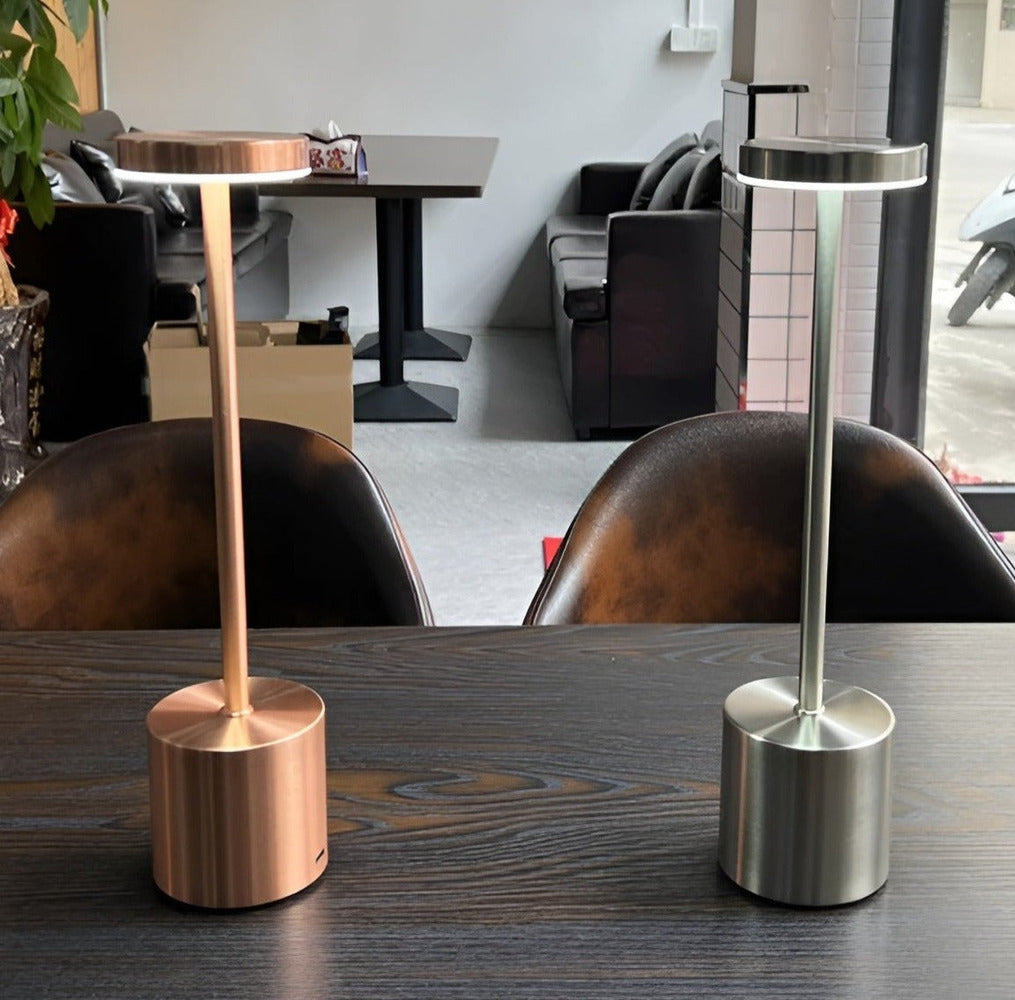 RetroGlow - Retroinspirerad LED-bordslampa med Trådlös & USB-laddning