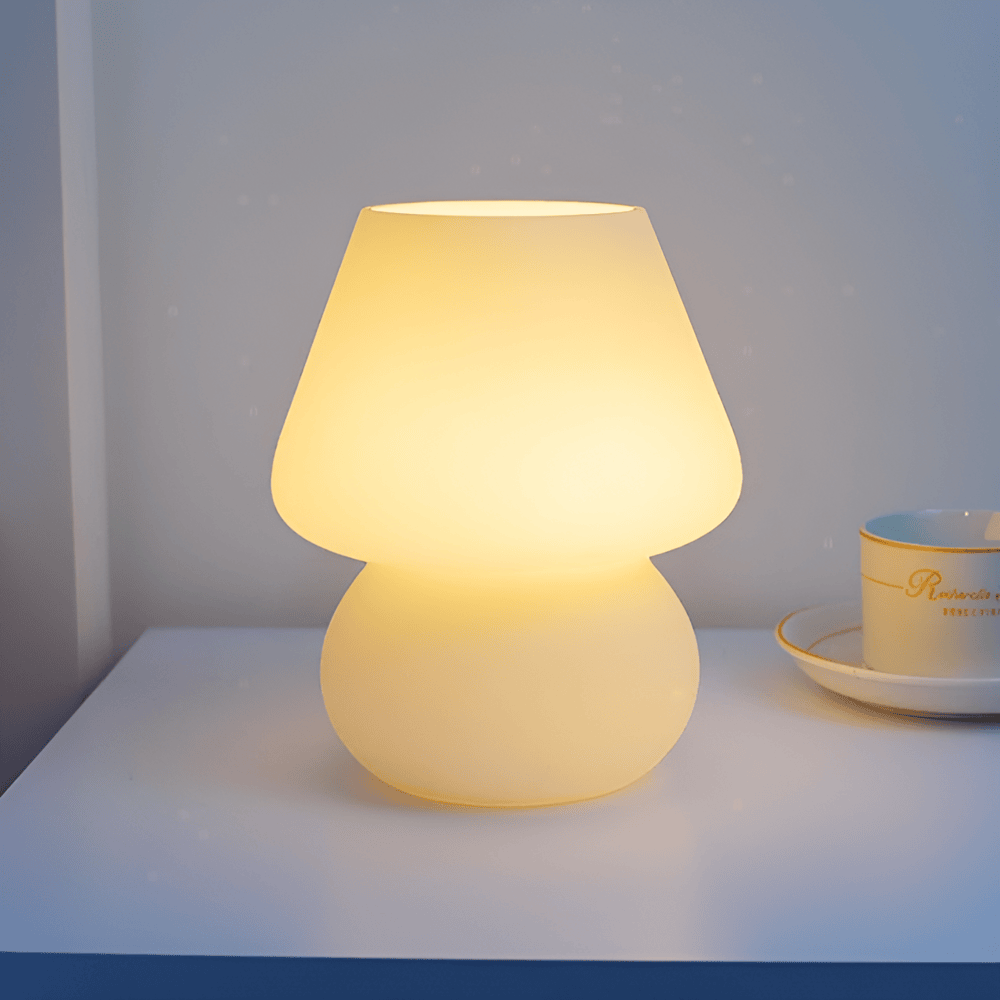 Striped Glow - En Handblåst Bordslampa i Randigt Glas