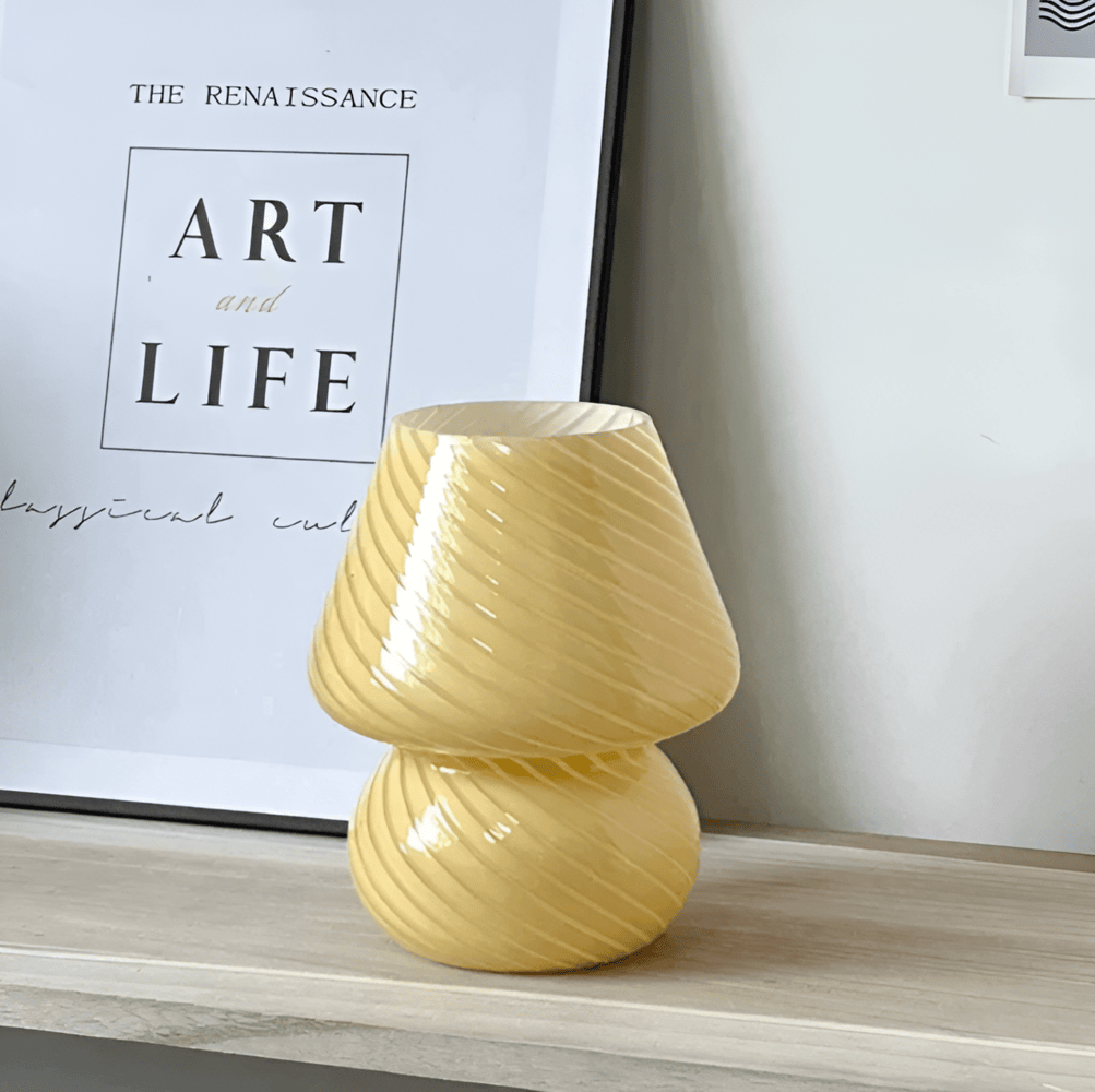 Striped Glow - En Handblåst Bordslampa i Randigt Glas