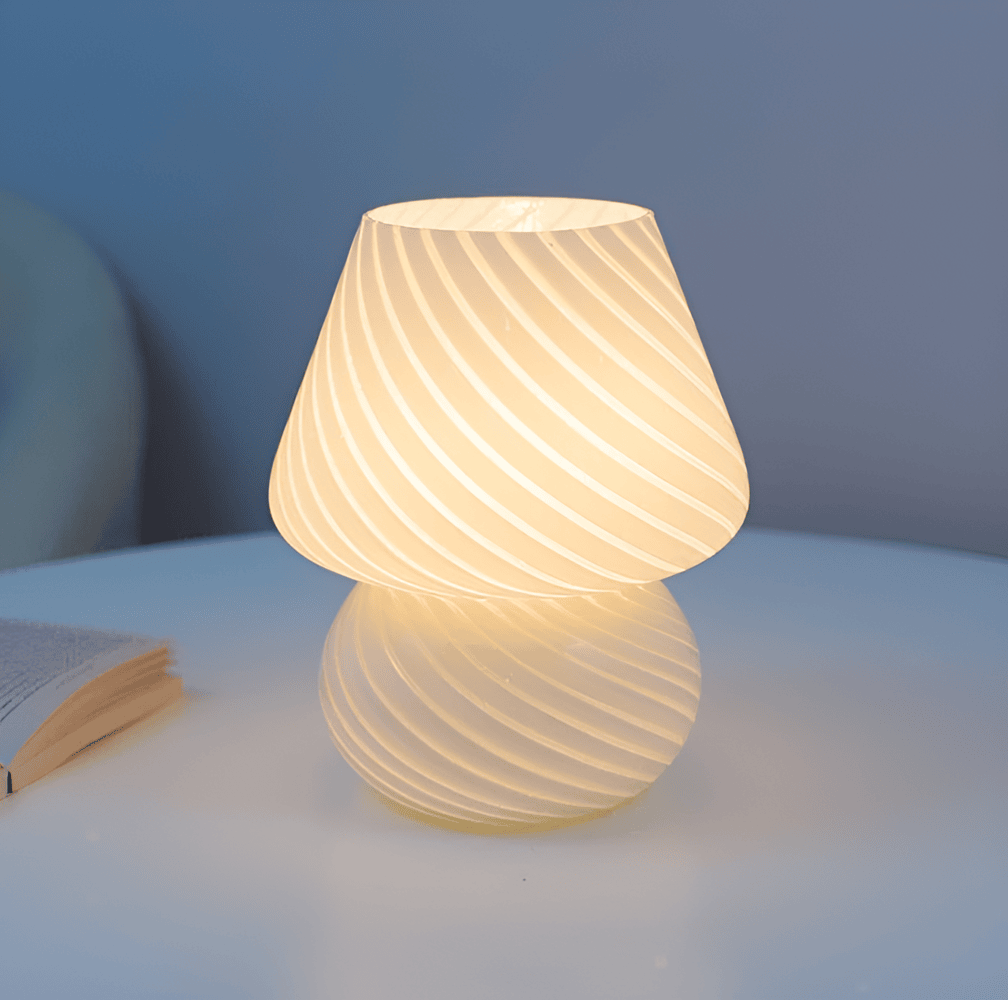 Striped Glow - En Handblåst Bordslampa i Randigt Glas