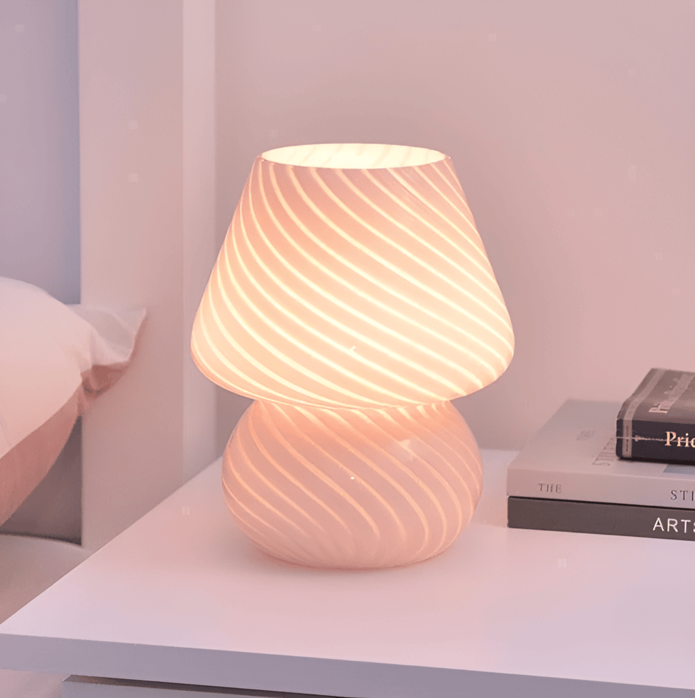Striped Glow - En Handblåst Bordslampa i Randigt Glas