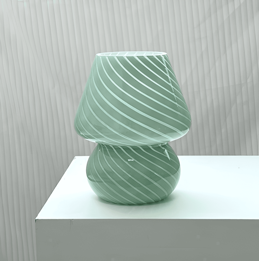 Striped Glow - En Handblåst Bordslampa i Randigt Glas